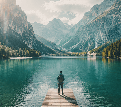 Paisaje de lago y montañas